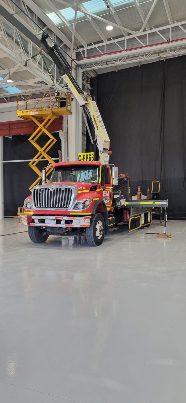 Camión pluma ISM Services